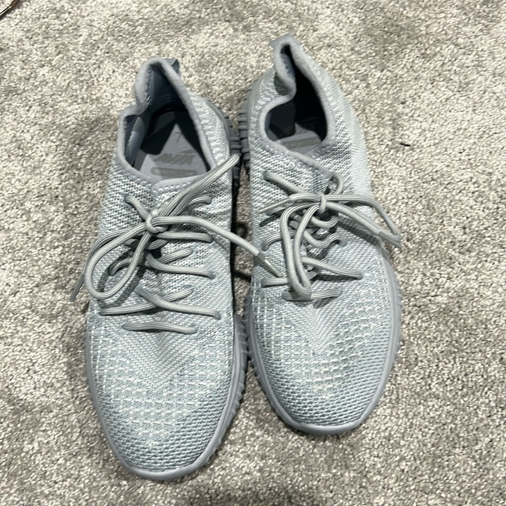 Tennis shoes